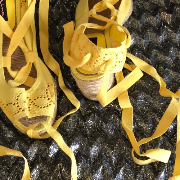 Beautiful Nina brand yellow ankle tie ups!  NWOT. - Picture 2 of 4